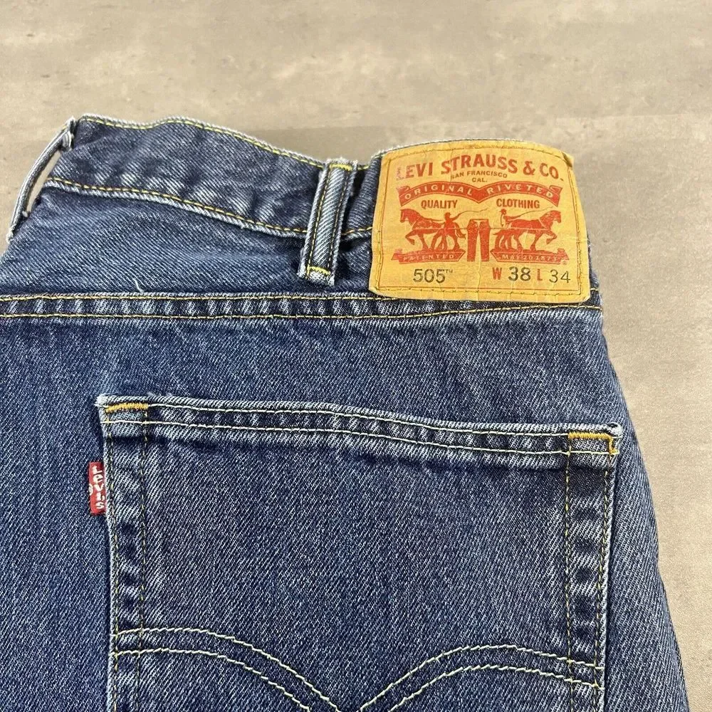 Levi's 505 Blue Jeans 38x34 Fit 38x33 Faded Denim Regular‎ Straight Fit Medium